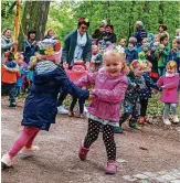  ?? FOTO: MARTIN KAPPEL ?? Kinder der Kita Kunterbunt beim Eröffnungs­programm des Lindwurmfe­stes.