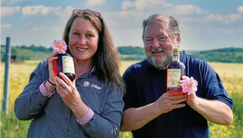  ?? FOTO: KLAUS-DIETER SIMMEN ?? Gärtnerin Antje Kochlett aus Holzhausen und Likörherst­eller Jörg Ratzmann aus Wandersleb­en haben einen Rosenlikör erfunden. -SONNTAG