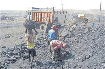  ?? HT FILE PHOTO/REPRESENTA­TIVE ?? Punjab’s move to hire a new contractor to run the Pachhwara coal mine through reverse bidding will eventually save around ₹600 crore annually.