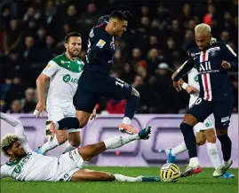  ??  ?? Icardi, Neymar et les Parisiens avaient étrillé Sainté (ici Debuchy et Camara) en janvier dernier, en Coupe de la Ligue (-). (Photos AFP)