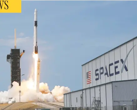  ?? JOE SKIPPER / REUTERS ?? A Spacex Falcon 9 rocket carrying NASA astronauts Douglas Hurley and Robert Behnken lifts off from NASA’S Kennedy Space Center in
Cape Canaveral, Fla., on Saturday, ending Western dependence on Russian co-operation for access to orbit.