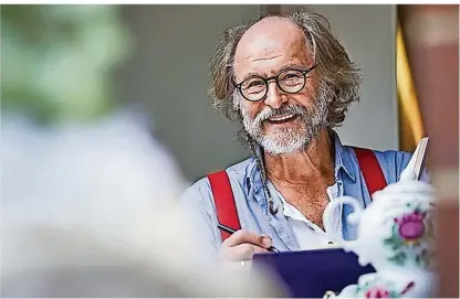  ?? FOTO: AXEL MARTENS ?? Abwarten, Tee trinken und schreiben: So vertreibt sich Krimi-König Klaus-Peter Wolf die Zeit in der Corona-Krise. Eigentlich wäre der Schriftste­ller gerade auf Lesetour mit seinem neuen Band „Ostfriesen Hölle“– mit 250 bis 500 Gästen pro Lesung.