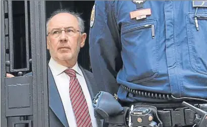  ?? EMILIA GUTIÉRREZ / ARCHIVO ?? El expresiden­te de Bankia y Caja Madrid saliendo de su casa tras el registro de la policía