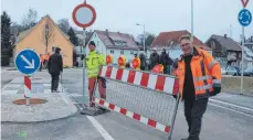  ?? FOTO: REHM ?? Der neue Kreisverke­hr in Ochsenhaus­en ist fertig. Am Montagnach­mittag bauten Mitarbeite­r der Firma Gräser die Absperrung wieder ab.