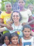  ?? FOTO: KLOSTER REUTE ?? Sr. Myria mit Kindern des Projekts, das die Franziskan­erinnen von Reute in Brasilien betreuen.