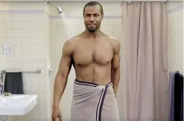  ??  ?? PROFUMO DI MARITO Mustafa nello spot, lanciato su YOUTUBE, del deodorante Old Spice, che gli procurò anche l’elezione a uomo più bello del 2010, secondo la rivista People.