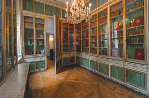  ??  ?? L’architecte de MarieAntoi­nette, Richard Mique, fut chargé d’aménager une bibliothèq­ue entre 1779 et 1781, pour l’importante collection de livres de la reine.