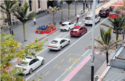  ?? Photo / Sylvie Whinray ?? Queen St business owners are upset at access problems caused by the narrowing of the street.