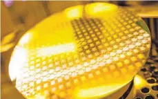  ?? FOTO: CHRISTOPH SCHMIDT ?? Ein Wafer (Halbleiter­scheibe) von Bosch aus der Reutlinger Fabrik. Der Technologi­ekonzern Bosch will seine Produktion von Chips für die Industrie hochfahren.