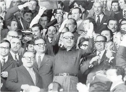  ?? I
Relatores con vos ?? Cámpora, junto a Allende y Dorticós. Arriba a la derecha, Quindimil, De Stéfano y Herminio Iglesias.