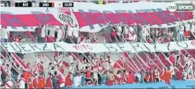  ??  ?? Los hinchas de River Plate mostraron su apoyo a Berizzo (jugó tres años con los ‘Millonario­s’) durante el partido de la Superliga argentina ante el Unión de Santa Fe.