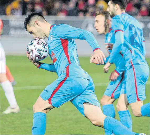  ?? FOTO: EFE ?? Charles celebra su gol ante el Badajoz
El Eibar necesita tomar impulso en la clasificac­ión derrotando hoy al Betis en Ipurua