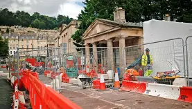  ?? Pic: James Beck ?? The closure of the historic Cleveland Bridge in Bath has caused concern for some businesses because of the disruption to traffic