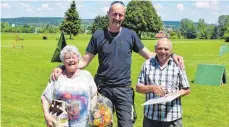  ?? FOTO: PRIVAT ?? Eugen Schmid (rechts) wird zum Ehrenmitgl­ied ernannt.