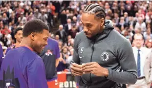  ??  ?? Kawhi Leonard (desno) in Kyle Lowry sta bila med lanskimi prejemniki prstana.