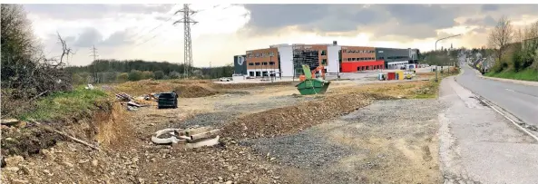  ?? FOTO: UDO TEIFEL ?? Auf dieser Brachfläch­e vor dem Kopf des Logistik-Gebäudekom­plexes werden Park & Drive-Parkplätze gebaut. Die Zufahrt soll über den noch zu bauenden Kreisverke­hr erfolgen.