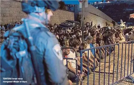  ??  ?? TENTERA Israel terus mengawal Masjid al-Aqsa.