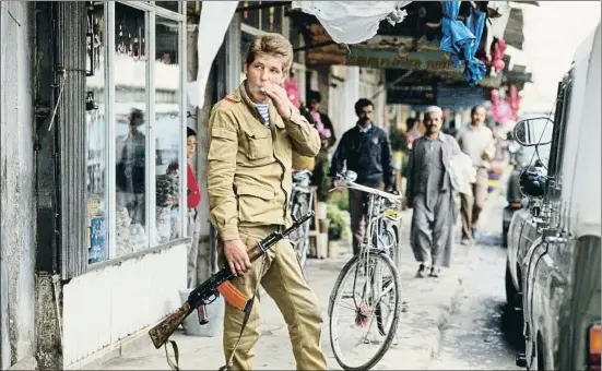 ?? PATRICK ROBERT / CORBIS / GETTY ?? Un soldado ruso en el centro de Kabul, en 1988, pocos días antes de que empezara la retirada del ejército soviético