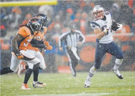  ?? Aaron Ontiveroz, Denver Post file ?? Patriots tight end Rob Gronkowski, making a 22-yard reception against the Broncos in 2015, averaged 18.5 yards on four catches against Denver last week as tight ends continued to confound the Broncos’ defense in 2017.