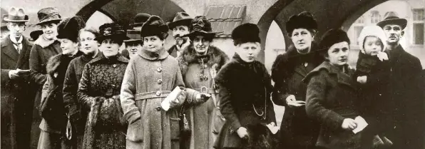  ?? ARCHIVBILD: DPA ?? Damals ein ganz neues Bild: Frauen stehen am 19. Januar 1919 vor einem Wahllokal in einer Schlange – bereit zum Wählen.