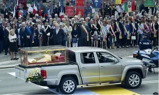  ??  ?? L’accoglienz­a L’urna di San Giovanni XXII durante la cerimonia ufficiale in piazza Vittorio Veneto, nel pomeriggio di giovedì. Una giornata calda che ha inciso sulle condizioni delle spoglie