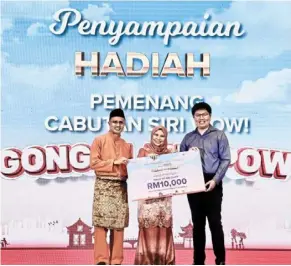  ?? ?? PTPTN chairman datuk Norliza abdul rahim (centre) handed over a replica of the card amounting to rm10,000 to the main prize winner of the WOW Series draw! Gong Xi ang Pow 2024.