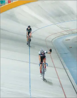  ?? Picture: CYCLING SA/SST ?? VICTORY WAVE: Steven van Heerden acknowledg­es the support at the Bellville Velodrome yesterday.