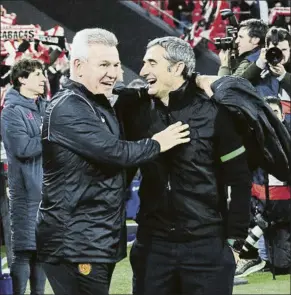  ?? FOTO: JUAN ECHEVERRÍA ?? Valverde se saluda con el ‘Vasco’ Aguirre antes de comenzar el partido