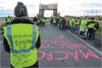  ?? PHOTO AFP ?? Des manifestan­ts bloquent une route menant à un dépôt pétrolier à Frontignan.