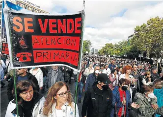  ?? SERGIO PÉREZ/EFE ?? Manifestan­tes en la protesta del domingo en defensa de la sanidad pública.