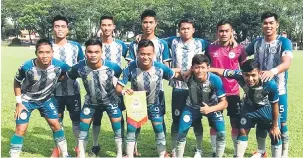  ??  ?? TONGGAK: Barisan kesebelasa­n utama skuad Sarawak B diturunkan pada perlawanan kelmarin.