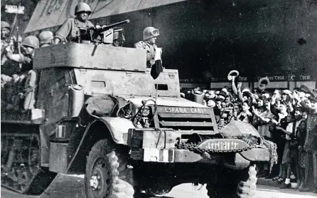  ??  ?? ESPAÑA CAÑÍ. Así se llamaba, como vemos, este tanque de La Nueve (aquí, durante el Desfile de la Victoria en París). Todos tenían sonoros nombres hispanos.