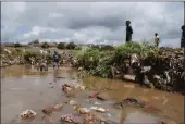  ?? PICTURE: THOMSON REUTERS FOUNDATION/KAGONDU NJAGI ?? Kibera residents collect plastic waste to help clean up the Nairobi dam in Kenya last month.