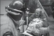  ?? NEAL WATERS/ZUMA PRESS ?? Chico Fire and Rescue Captain John Kelso jokes with Paradise Skilled Nursing home resident Katherine Schaffer as she waits to be evacuated on Thursday from the fires in Paradise.