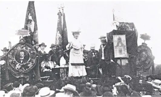  ?? FOTO: DPA ?? Die Kommunisti­n Rosa Luxemburg (1871-1919) während ihrer Rede auf dem Internatio­nalen Sozialiste­nkongress in Stuttgart im August 1907.