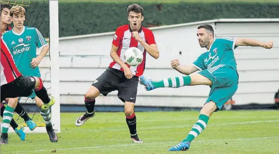  ?? FOTO: MIREYA LÓPEZ ?? Gaizka Bergara El ya exfutbolis­ta del Arenas trata de rematar un balón durante un partido ante el Bilbao Athletic en la pasada temporada