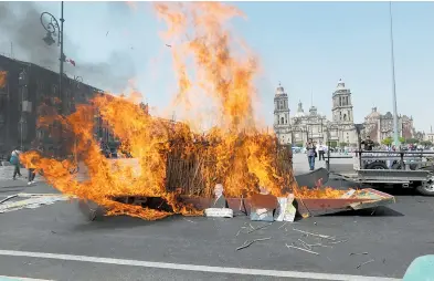  ?? / MAURICIO HUIZAR ?? En el
Zócalo quemaron lanchas para exigir la protección de Xochimilco