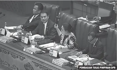  ?? HENDRA EKA/JAWA POS ?? BAGI TUGAS: Ketua DPR Puan Maharani (dua dari kanan) didampingi Wakil Ketua DPR Rahmat Gobel (kiri), Aziz Syamsuddin, dan Sufmi Dasco Ahmad memimpin sidang paripurna penyusunan alat kelengkapa­n dewan kemarin.