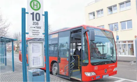  ?? FOTO: ANNA KRATKY ?? Bis in Ellwanger Bussen E-Tickets eingeführt werden, dauert es noch ein wenig, denn dazu müssen Technik und Tarife in ganz Baden-Württember­g in Einklang gebracht werden.