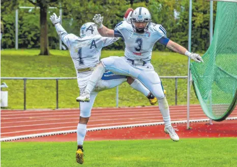  ?? FOTO: FLORIAN WOLF ?? Michael Mayer (vorn) jubelt mit Jevonte Alexander über einen seiner vielen Touchdowns in der Meistersai­son 2018.