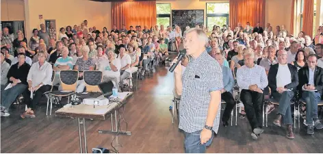  ?? FOTO: GABI KNOPS-FEILER ?? Rund 300 Menschen kamen zu der Bürgervers­ammlung der Initiative „LEV kontra Raststätte“im Pfarrsaal von St. Maurinus.