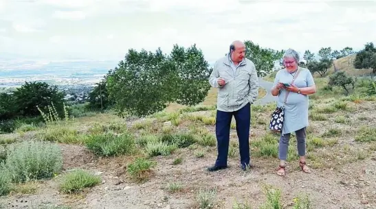  ?? EUROPA PRESS ?? La nieta del maestro republican­o Dióscoro Galindo, Nieves García Catalán, en el parque Federico García Lorca de Alfacar (Granada)