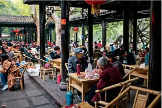  ?? VCG ?? 23 de marzo de 2018. Una concurrida casa de té en el Parque del Pueblo en Chengdu.