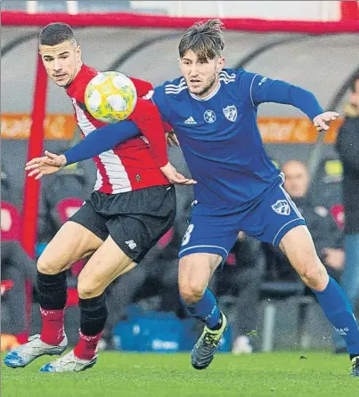  ?? FOTOS: JUAN ECHEVERRÍA ?? Guruzeta, en la fotografía de la izquierda, marcó el gol del empate en el minuto 92. Tras debutar con el primer equipo, Vencedor volvió a jugar ayer con el Bilbao Athletic. A Javier Olaizola, el técnico del Arenas, seguro que se le quedó un sabor agridulce por el punto cosechado ayer a la tarde en Lezama