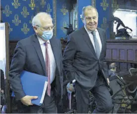  ?? EFE ?? Borrell, con mascarilla, junto al ministro de Exteriores ruso, ayer.