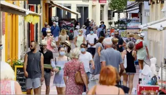  ??  ?? Septembre est toujours un bon mois pour le tourisme sur le littoral, mais l’annulation des grands événements monégasque­s risque de compromett­re « l’été indien ». (Photo Jean-François Ottonello)