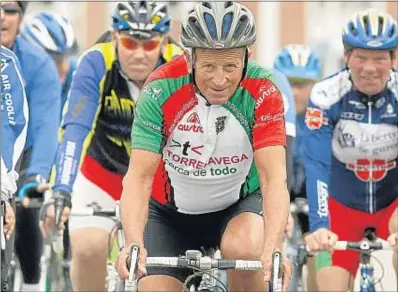  ?? EFE/ESTEBAN COBO ?? 78 años, 200.000 kilómetros. Hace quince días Enrique Tezanos logró su objetivo: completar esta distancia en el velódromo de Torrelaveg­a para no anquilosar­se con la jubilación