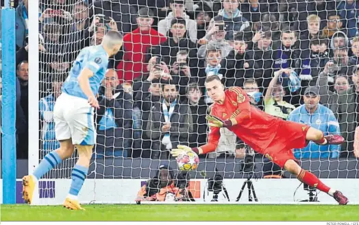  ?? PETER POWELL / EFE ?? Lunin adivina el disparo de Kovacic después de pararle otro penalti en la tanda a Bernardo Silva tirado a lo Panenka.