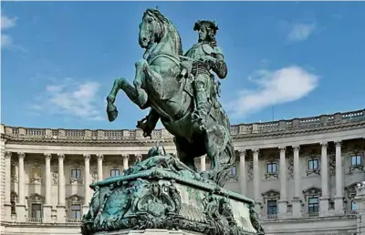  ?? ?? Bratislavs­ké ceny bytov sa dotiahli na predmestia Viedne. Na snímke je pomník princa Eugena Savojského vo viedenskom Hofburgu.
FOTO: WIKIMEDIA COMMONS