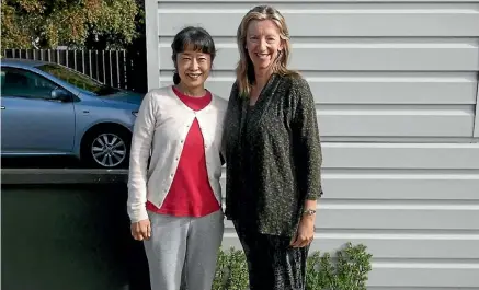  ??  ?? Ayako Imahashi, left, credits Jane Stearns for helping her learn English through a bridge club.